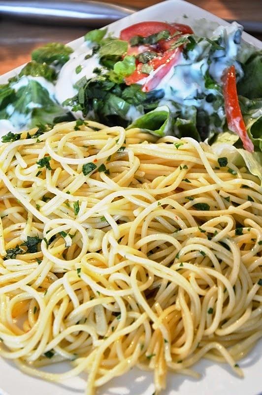 Spaghetti ostre z czosnkiem i pietruszką