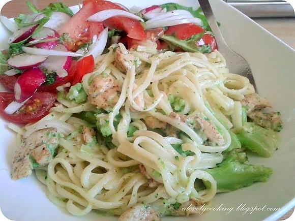 Spaghetti w sosie śmietanowym z kurczakiem i brokułami