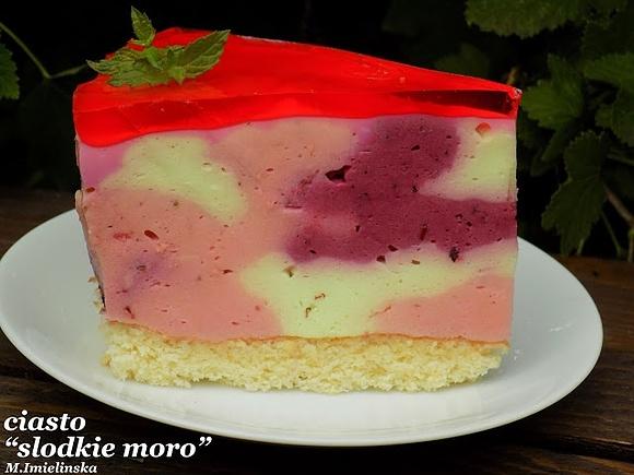 Warstwowe ciasto moro z owocami na sernik na zimno