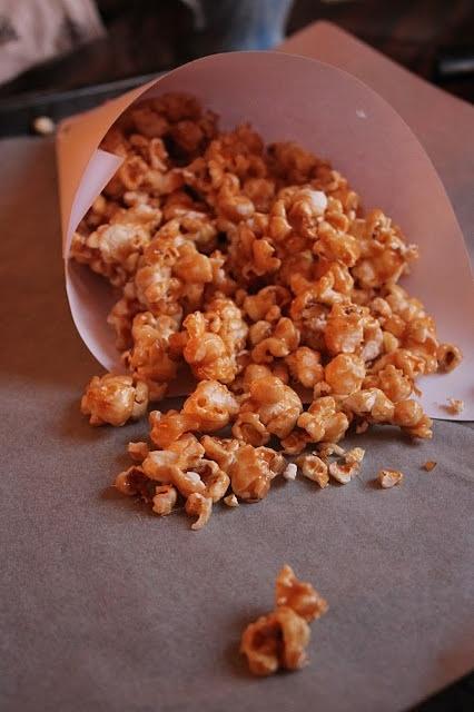 Popcorn karmelowy z różową solą