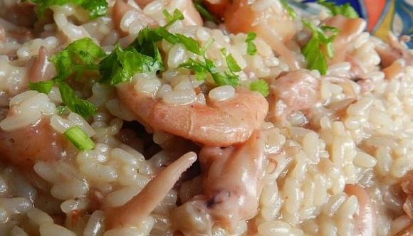 Risotto z krewetkami – włoskie danie z ryżem i warzywami