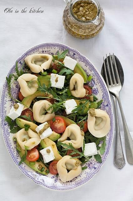Sałatka z tortellini, awokado i fetą