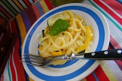 Spaghetti w sosie serowym z cukinią i papryką
