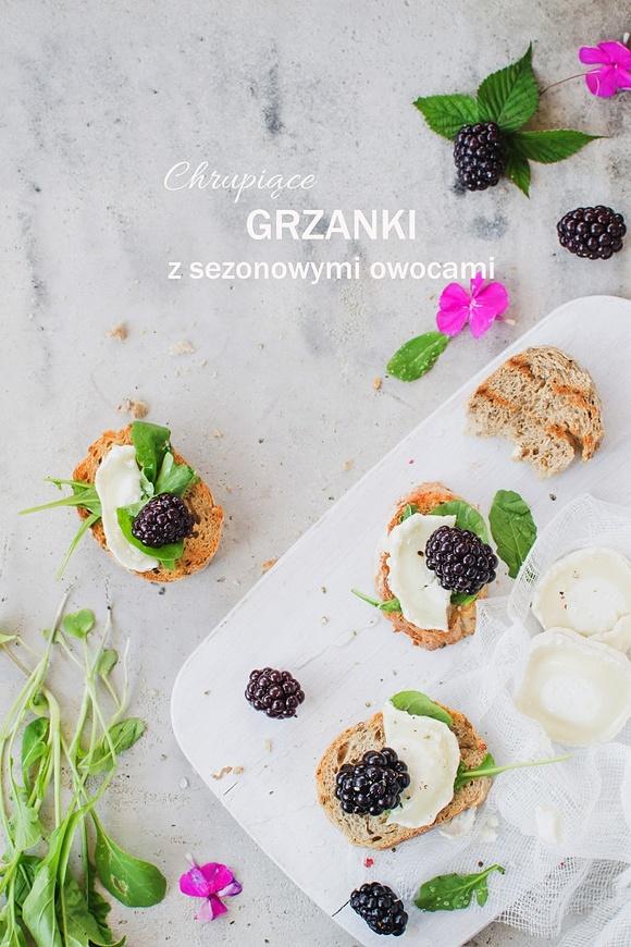Chrupiące grzanki z jeżynami i kozim serem