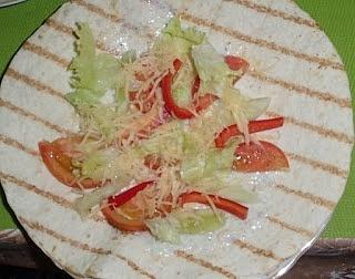Szybka tortilla z warzywami i serem żółtym bez mięsa