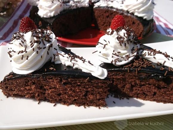 Kakaowe ciasto z bitą śmietaną
