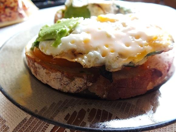 Kanapki z jajkiem sadzonym warzywami i avocado na solidne śniadanie