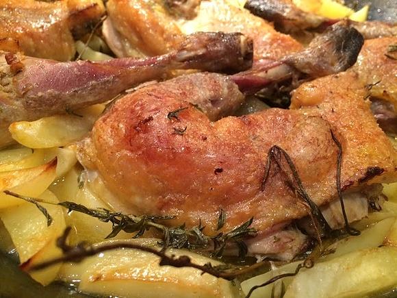 Perliczka pieczona w białym winie i bulionie