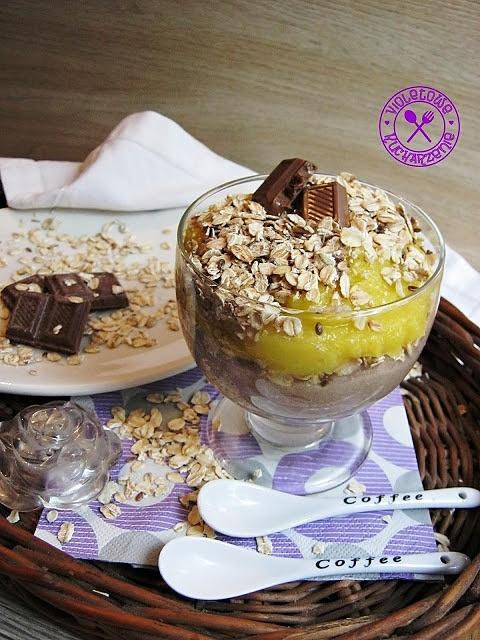 Deser czekoladowa manna z mango i gruszką