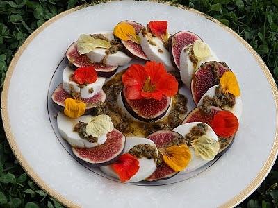 Figowe caprese z pesto, mozzarellą i rukolą