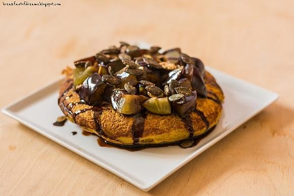 Dyniniowy omlet ze śliwkami i czekoladowym sosem wegańskim