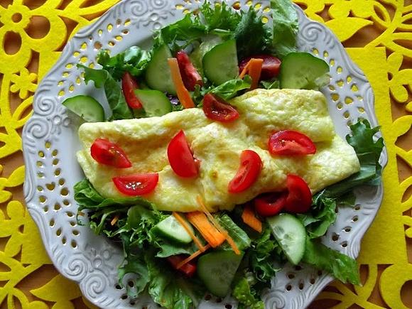 Omlet z warzywami na zielonym dywanie
