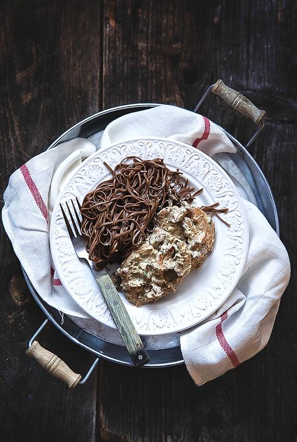 Polędwiczka wieprzowa w sosie śmietanowo-kurkowym z makaronem soba