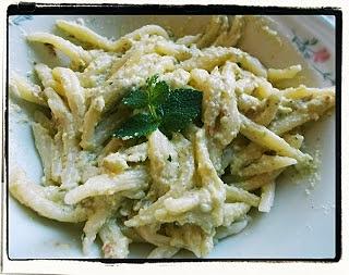 Pesto z cukinii i migdałów - przepis na zdrowy dodatek