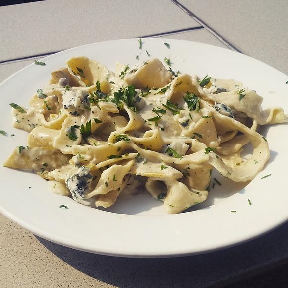 Tagliatelle z fasolką szparagową i serem pleśniowym