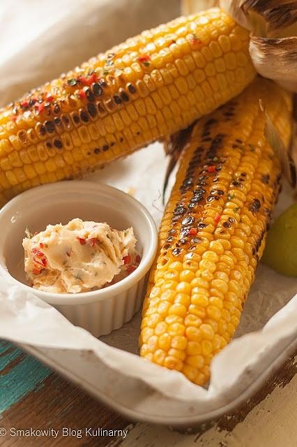 Grillowane kolby kukurydzy z masłem limonkowym, miętą i chili