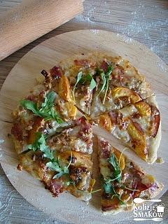 Pizza z niebieskim serem pleśniowym szynką szwarcwaldzką orzechami włoskimi i brzoskwinią