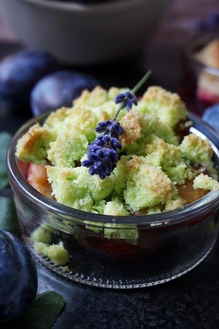 Śliwki zapiekane pod pistacjową kruszonką oraz jabłkowo-cynamonowe crumble z imbirem