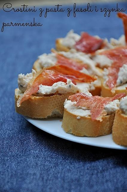 Crostini z pastą z fasoli i szynką parmeńską