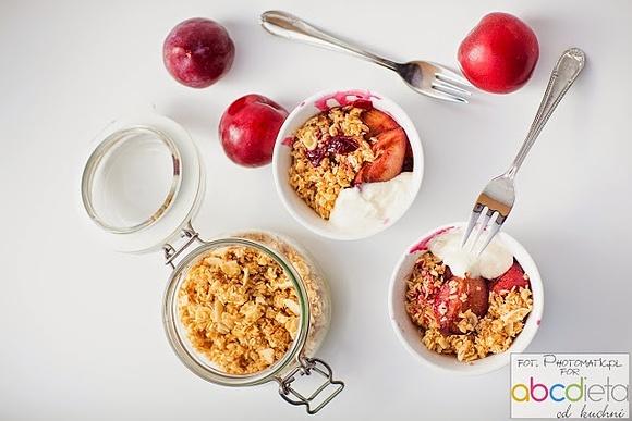 Domowa granola z pieczoną śliwką