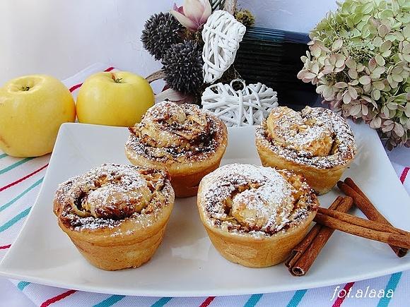 Drożdżowe muffinki z cynamonem i jabłkami