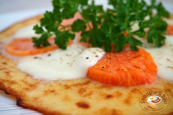 Pizza śniadaniowa na placku ziemniaczanym