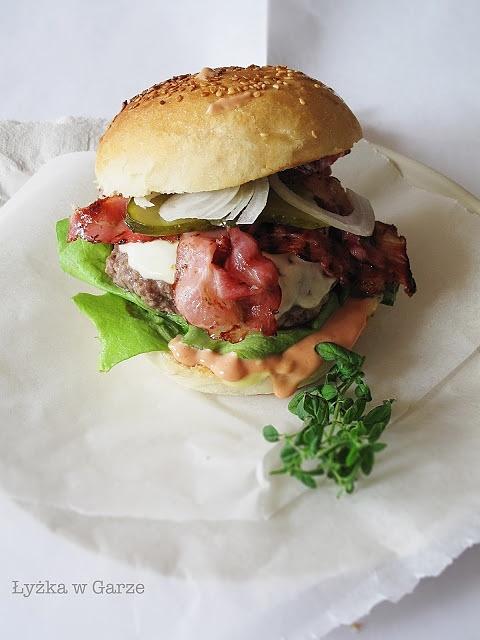 Burger z mozzarellą i grillowanym boczkiem