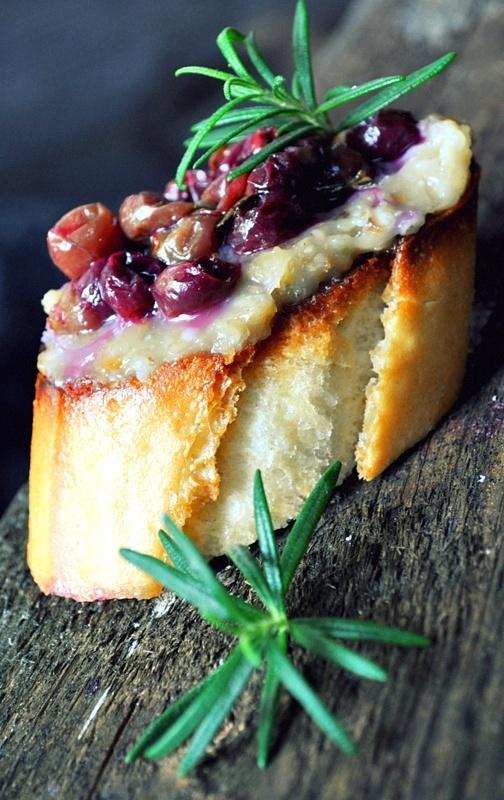 Crostini z pieczonymi winogronami, orzechami i serem gorgonzola