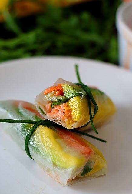 Spring rolls z łososiem, mango i awokado