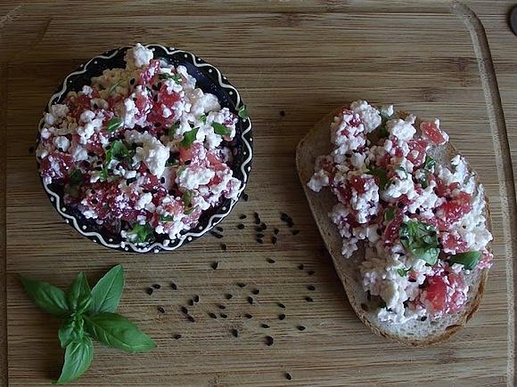 Poniedziałkowy twarożek bazylia z pomidorkami i czarnuszką