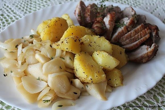 Pierś z kaczki z jabłkami i cebulą na białym winie, pieczone ziemniaki