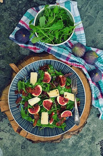 Sałatka z rukoli, figami, camembertem i grillowanym prosciutto