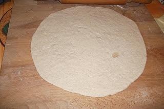 Pizza domowa z ulubionymi dodatkami