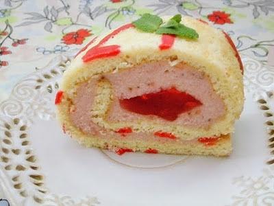 Rolada z masą budyniowo-truskawkową