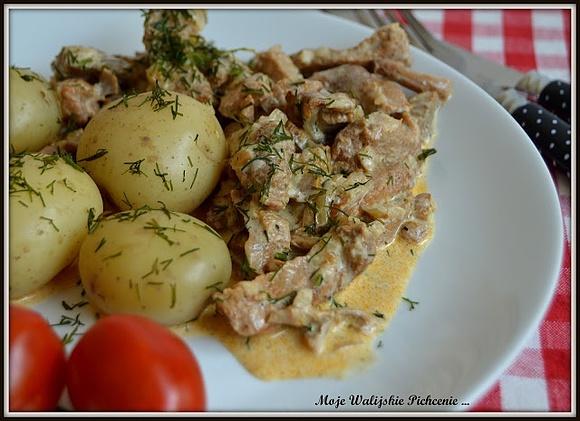 Schab duszony z kurkami w sosie śmietanowym