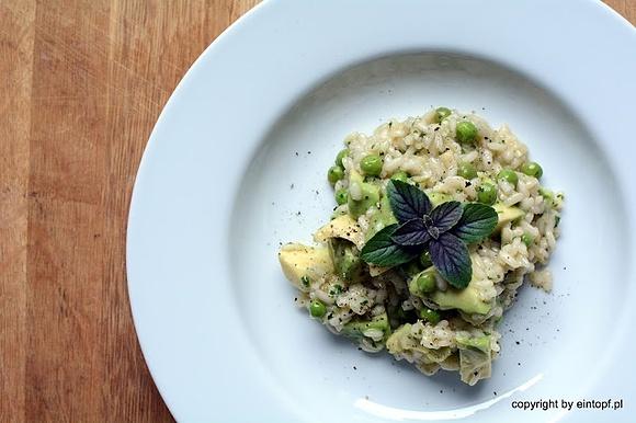 Risotto z pesto, awokado i zielonym groszkiem