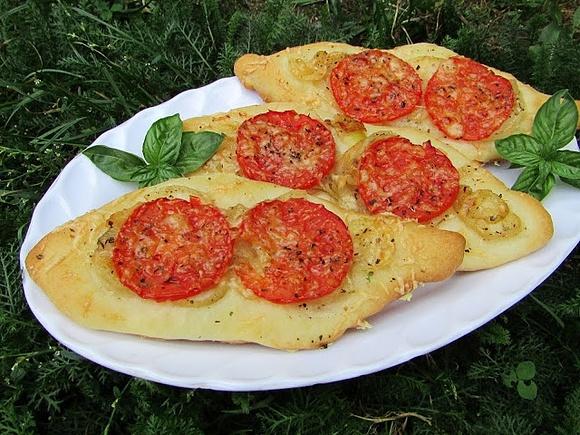 Pizzeriny łódki z pomidorami i bazylią