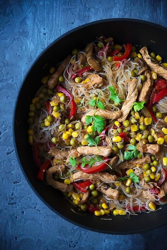 Chińszczyzna z makaronem ryżowym i wieprzowiną