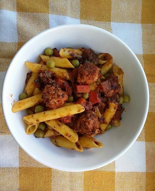 Kukurydziane penne z pulpecikami z metki w sosie pomidorowym