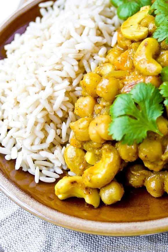 Aromatyczne curry z orzechami nerkowca i ciecierzycą