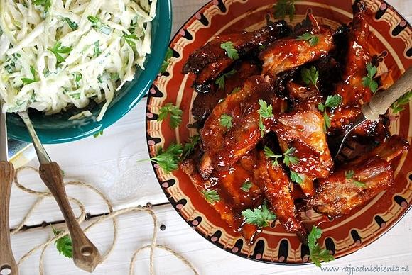 Żebra w sosie bbq z surówką z białej kapusty