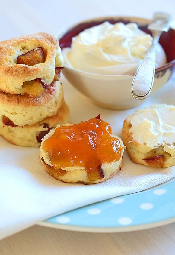 Scones ze śliwkami - angielskie bułeczki