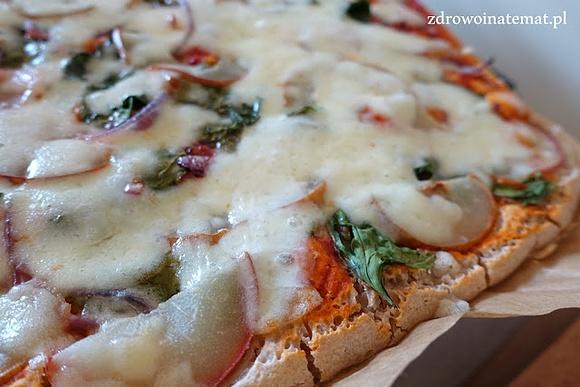 Puszysta pizza gryczana ze szpinakiem i gruszką