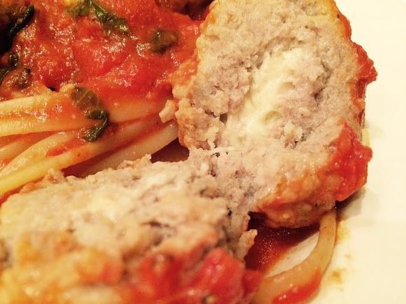 Klopsiki faszerowane mozzarellą z makaronem w sosie pomidorowym
