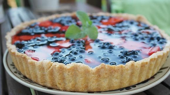 Tarta z kremem budyniowym i owocami