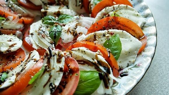 Sałatka caprese z pomidorów, mozzarelli i bazylii