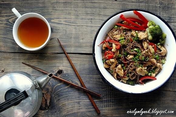 Stir fry z warzywami, kurczakiem w orzechach i makaronem gryczanym