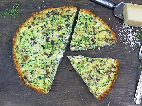 Kuskusowa tarta z cukinią pieczarkami kalafiorem i serem gorgonzola