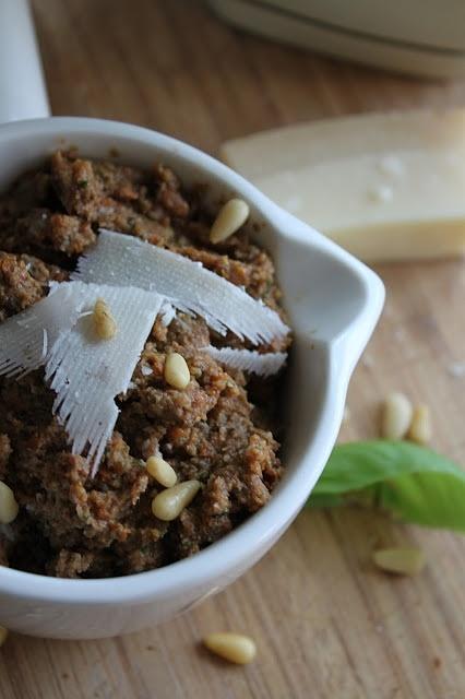 Pesto rosso z suszonych pomidorów - przepis na domowe pesto