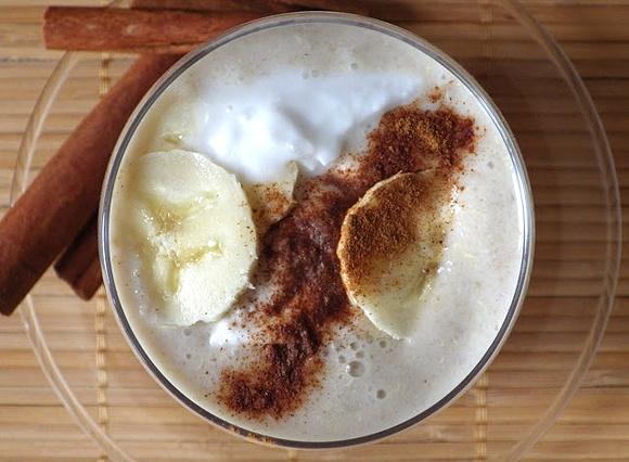 Śniadaniowy koktajl banan kokos quinoa